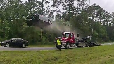 سيارة تحلق في الهواء على الطريق السريع في ولاية جورجيا الأمريكية... فيديو