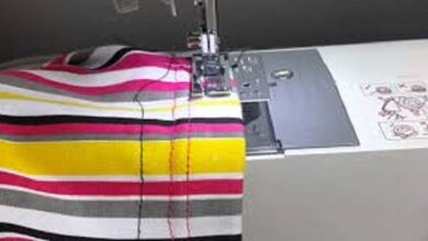 قطة تخيط قماش على آلة الخياطة - صحيفة هتون الدولية